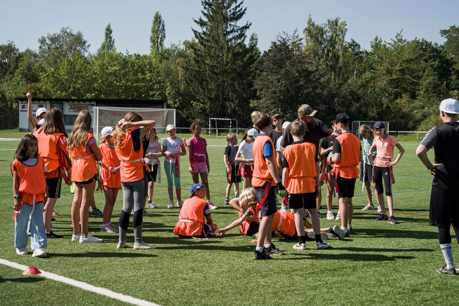 Schüler bei einem Football-Workshop
